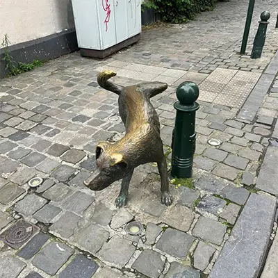 Funny bronze peeing dog statue fountain spout