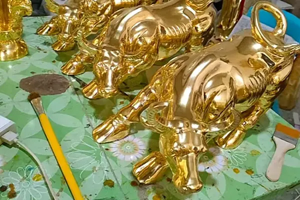 Gold plated bronze bull statue shiny finish for wealth