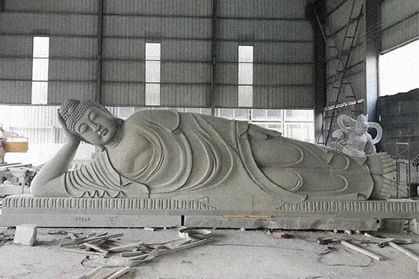 Large sleeping Buddha statue (Reclining Buddha) for vast landscapes, crafted in stone.