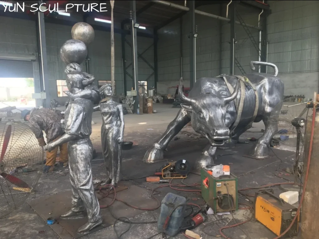 Production of a heavy-duty cast iron bull sculpture in a professional foundry, highlighting the material's compressive strength and static stability for outdoor use.
